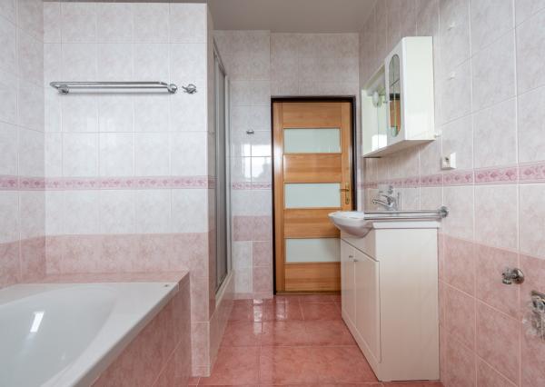 NEWDAY | NA PREDAJ priestranný 5-izbový podpivničený rodinný dom | 265 m2 úžitková plocha | 409 m2 pozemok | A. Sládkoviča - Nová Dubnica