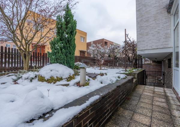 NEWDAY | NA PREDAJ priestranný 5-izbový podpivničený rodinný dom | 265 m2 úžitková plocha | 409 m2 pozemok | A. Sládkoviča - Nová Dubnica