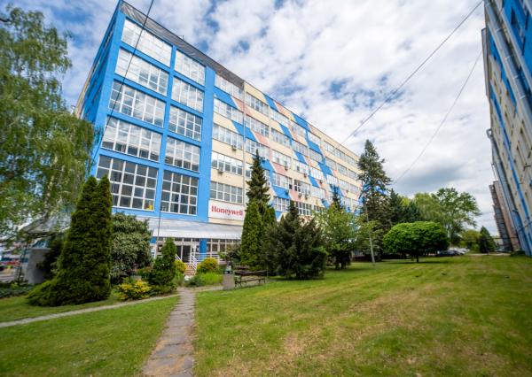 !!! AKCIOVÁ CENA - UŽ OD 3,90 EUR / M2 | NA PRENÁJOM funkčné obchodné / kancelárske priestory rôznej metráže | industriálny park na Nitrianskej ceste - Partizánske