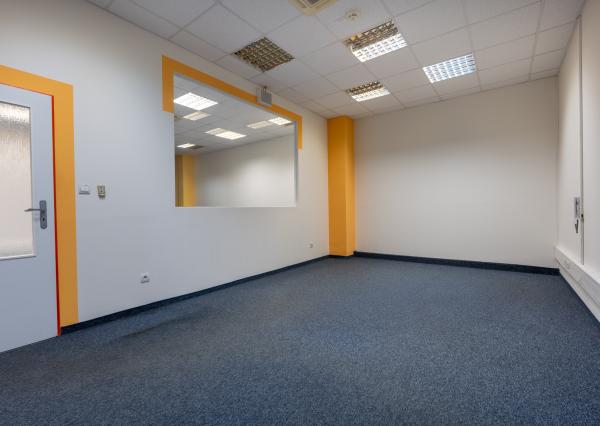 !!! AKCIOVÁ CENA - UŽ OD 3,90 EUR / M2 | NA PRENÁJOM funkčné obchodné / kancelárske priestory rôznej metráže | industriálny park na Nitrianskej ceste - Partizánske