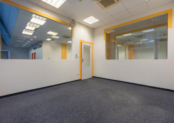 !!! AKCIOVÁ CENA - UŽ OD 3,90 EUR / M2 | NA PRENÁJOM funkčné obchodné / kancelárske priestory rôznej metráže | industriálny park na Nitrianskej ceste - Partizánske