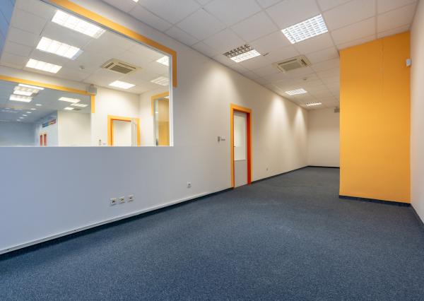 !!! AKCIOVÁ CENA - UŽ OD 3,90 EUR / M2 | NA PRENÁJOM funkčné obchodné / kancelárske priestory rôznej metráže | industriálny park na Nitrianskej ceste - Partizánske