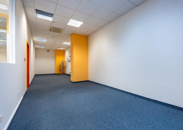 !!! AKCIOVÁ CENA - UŽ OD 3,90 EUR / M2 | NA PRENÁJOM funkčné obchodné / kancelárske priestory rôznej metráže | industriálny park na Nitrianskej ceste - Partizánske