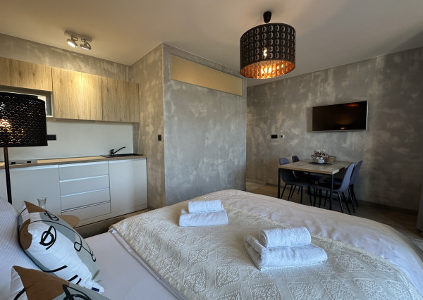 NEWDAY | NA PREDAJ 2-izbový apartmán + KK (39,3 m2) + lodžia 8,9 m2 | Jánsky rezort - Liptovský Ján