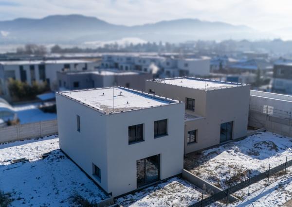 NA PREDAJ 5-izbový poschodový byt + KK + záhrada + pivnica + 2 park. miesta, Dubová ul. - N. Dubnica