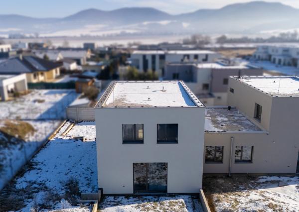 NA PREDAJ 5-izbový poschodový byt + KK + záhrada + pivnica + 2 park. miesta, Dubová ul. - N. Dubnica