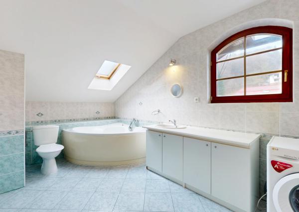 NEWDAY | NA PREDAJ 25-ročný rodinný dom s 2 bytovými jednotkami | 358 m2 úžitková plocha | 420 m2 pozemok | Partizánska - Trenčianske Teplice