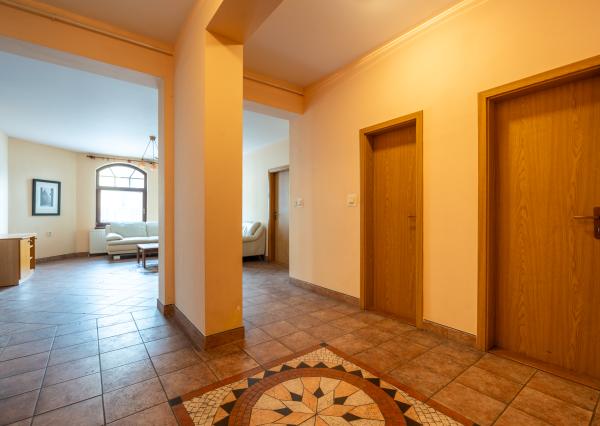 NEWDAY | NA PREDAJ 25-ročný rodinný dom s 2 bytovými jednotkami | 358 m2 úžitková plocha | 420 m2 pozemok | Partizánska - Trenčianske Teplice