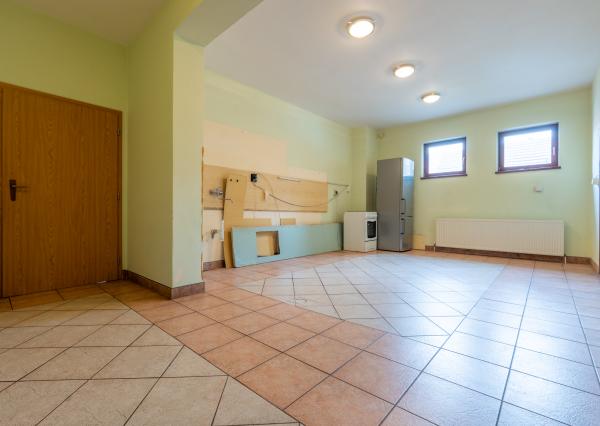 NEWDAY | NA PREDAJ 25-ročný rodinný dom s 2 bytovými jednotkami | 358 m2 úžitková plocha | 420 m2 pozemok | Partizánska - Trenčianske Teplice