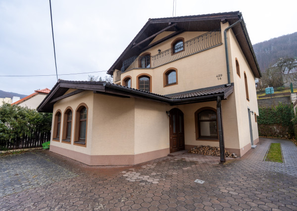 NEWDAY | NA PREDAJ 25-ročný rodinný dom s 2 bytovými jednotkami | 358 m2 úžitková plocha | 420 m2 pozemok | Partizánska - Trenčianske Teplice