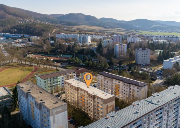 NEWDAY | NA PREDAJ priestranný 4-izbový byt s lodžiou | 90 m² | Dubnica nad Váhom – Centrum II.