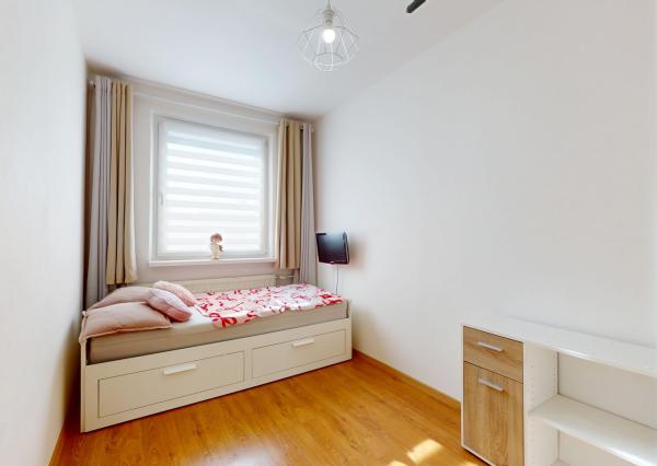 NEWDAY | NA PREDAJ priestranný 4-izbový byt s lodžiou | 90 m² | Dubnica nad Váhom – Centrum II.