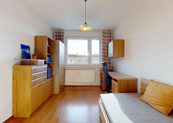 NEWDAY | NA PREDAJ priestranný 4-izbový byt s lodžiou | 90 m² | Dubnica nad Váhom – Centrum II.