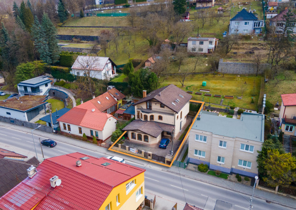 NEWDAY | NA PREDAJ 25-ročný rodinný dom s 2 bytovými jednotkami | 358 m2 úžitková plocha | 420 m2 pozemok | Partizánska - Trenčianske Teplice
