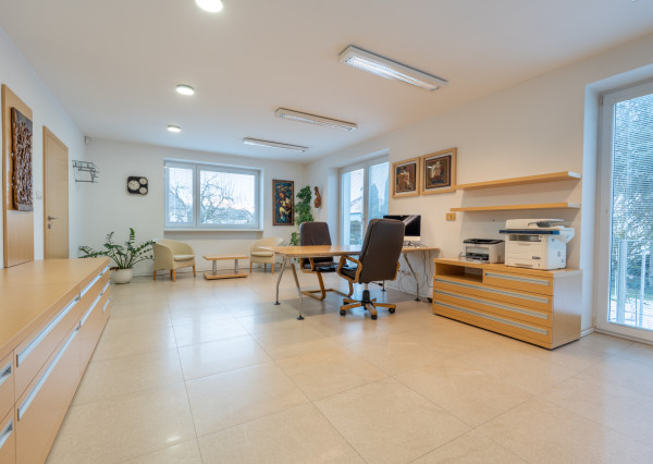 NEWDAY | NA PRENÁJOM moderný reprezentatívny dom na podnikanie | 210 m2 rozloha | 505 m2 pozemok | Bezručova - Trenčín