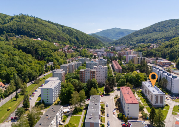 NEWDAY | NA PREDAJ 3-izbový byt | pôvodný stav | SNP – Trenčianske Teplice | 68,5 m2 úžitkovej plochy