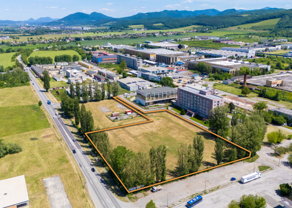 NEWDAY | NA PREDAJ lukratívny stavebný pozemok vedľa hlavného ťahu | občianska vybavenosť, výroba, sklady... | Dubnica nad Váhom | 14 011 m2