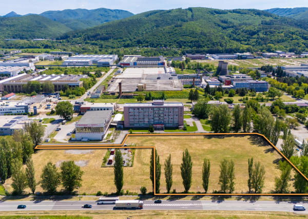 NEWDAY | NA PREDAJ lukratívny stavebný pozemok vedľa hlavného ťahu | občianska vybavenosť, výroba, sklady... | Dubnica nad Váhom | 14 011 m2