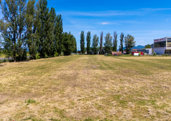 NEWDAY | NA PREDAJ lukratívny stavebný pozemok vedľa hlavného ťahu | občianska vybavenosť, výroba, sklady... | Dubnica nad Váhom | 14 011 m2