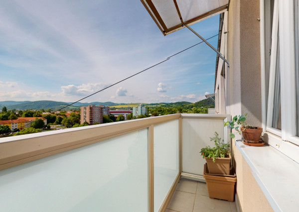 NEWDAY | NA PREDAJ | zrekonštruovaný 3-izbový byt s lodžiou, balkónom a s výhľadom na hrad | Trenčín – Hodžova | úžitková plocha 71 m²