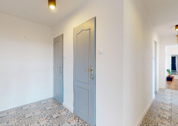 NEWDAY | NA PREDAJ | zrekonštruovaný 3-izbový byt s lodžiou, balkónom a s výhľadom na hrad | Trenčín – Hodžova | úžitková plocha 71 m²