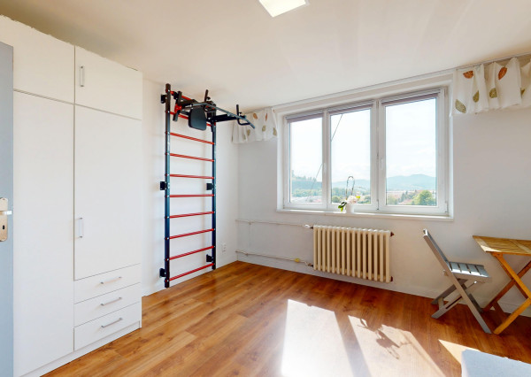 NEWDAY | NA PREDAJ | zrekonštruovaný 3-izbový byt s lodžiou, balkónom a s výhľadom na hrad | Trenčín – Hodžova | úžitková plocha 71 m²