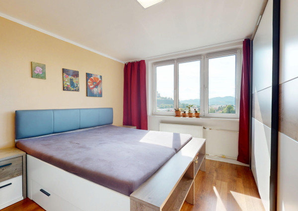 NEWDAY | NA PREDAJ | zrekonštruovaný 3-izbový byt s lodžiou, balkónom a s výhľadom na hrad | Trenčín – Hodžova | úžitková plocha 71 m²