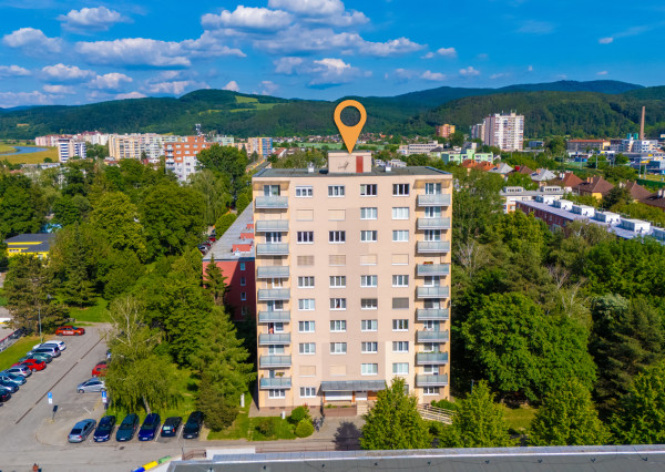 NEWDAY | NA PREDAJ | zrekonštruovaný 3-izbový byt s lodžiou, balkónom a s výhľadom na hrad | Trenčín – Hodžova | úžitková plocha 71 m²