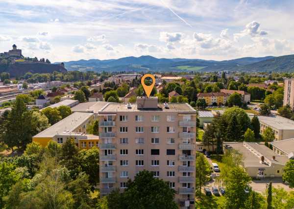 NEWDAY | NA PREDAJ | zrekonštruovaný 3-izbový byt s lodžiou, balkónom a s výhľadom na hrad | Trenčín – Hodžova | úžitková plocha 71 m²