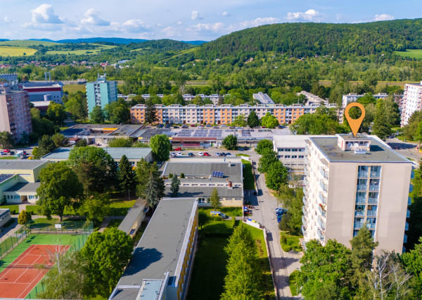 NEWDAY | NA PREDAJ | zrekonštruovaný 3-izbový byt s lodžiou, balkónom a s výhľadom na hrad | Trenčín – Hodžova | úžitková plocha 71 m²