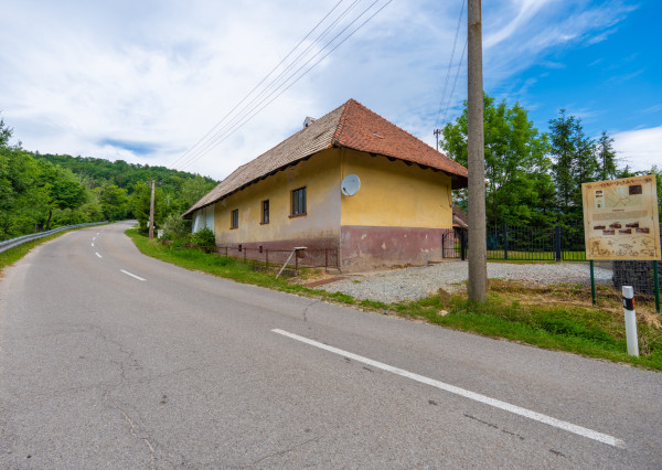 NEWDAY | NA PREDAJ | rekreačný stavebný pozemok (1221 m2) pod Vršatcom s chalupou a plechovým skladom | Horné Dúžavy