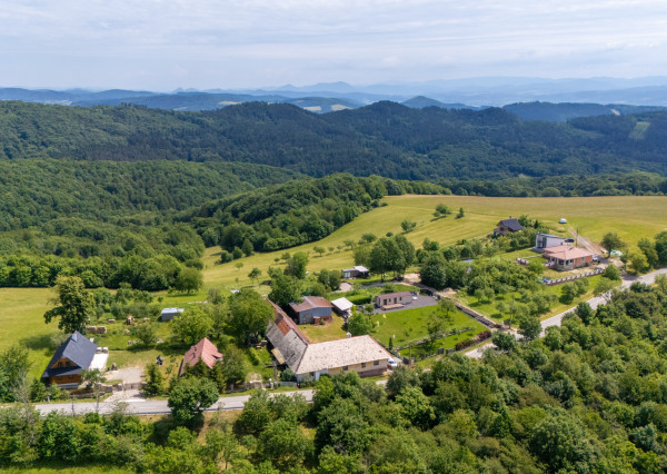 NEWDAY | NA PREDAJ | rekreačný stavebný pozemok (1221 m2) pod Vršatcom s chalupou a plechovým skladom | Horné Dúžavy