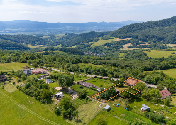 NEWDAY | NA PREDAJ | rekreačný stavebný pozemok (1221 m2) pod Vršatcom s chalupou a plechovým skladom | Horné Dúžavy