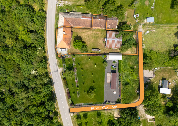 NEWDAY | NA PREDAJ | rekreačný stavebný pozemok (1221 m2) pod Vršatcom s chalupou a plechovým skladom | Horné Dúžavy