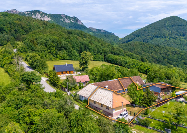 NEWDAY | NA PREDAJ | rekreačný stavebný pozemok (1221 m2) pod Vršatcom s chalupou a plechovým skladom | Horné Dúžavy