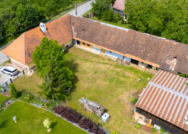 NEWDAY | NA PREDAJ | rekreačný stavebný pozemok (1221 m2) pod Vršatcom s chalupou a plechovým skladom | Horné Dúžavy