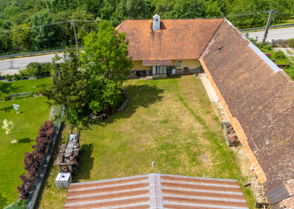 NEWDAY | NA PREDAJ | rekreačný stavebný pozemok (1221 m2) pod Vršatcom s chalupou a plechovým skladom | Horné Dúžavy