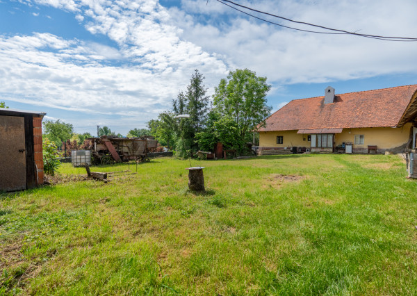 NEWDAY | NA PREDAJ | rekreačný stavebný pozemok (1221 m2) pod Vršatcom s chalupou a plechovým skladom | Horné Dúžavy