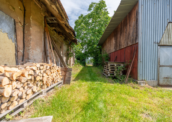 NEWDAY | NA PREDAJ | rekreačný stavebný pozemok (1221 m2) pod Vršatcom s chalupou a plechovým skladom | Horné Dúžavy