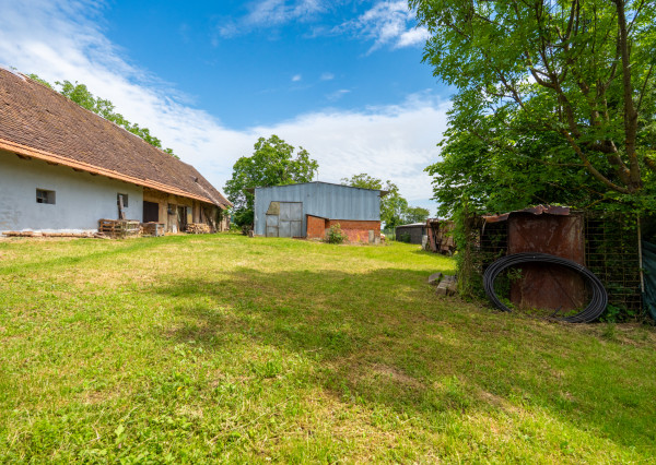 NEWDAY | NA PREDAJ | rekreačný stavebný pozemok (1221 m2) pod Vršatcom s chalupou a plechovým skladom | Horné Dúžavy