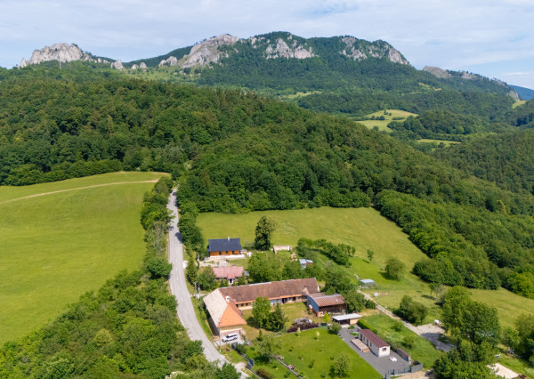 NEWDAY | NA PREDAJ | rekreačný stavebný pozemok (1221 m2) pod Vršatcom s chalupou a plechovým skladom | Horné Dúžavy
