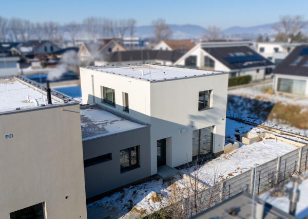 NA PREDAJ 5-izbový poschodový byt (131 m2) + záhrada (250 m2) + pivnica + 2 park. miesta, Dubová ul. - N. Dubnica