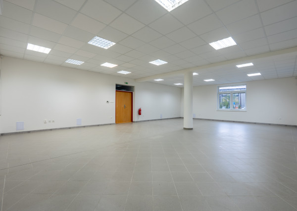NEWDAY | NA PRENÁJOM obchodný priestor s plechovým skladom | 99 m2 + 40 m2 | Pivovarská - Ilava