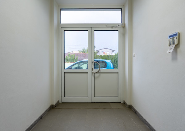 NEWDAY | NA PRENÁJOM obchodný priestor s plechovým skladom | 99 m2 + 40 m2 | Pivovarská - Ilava