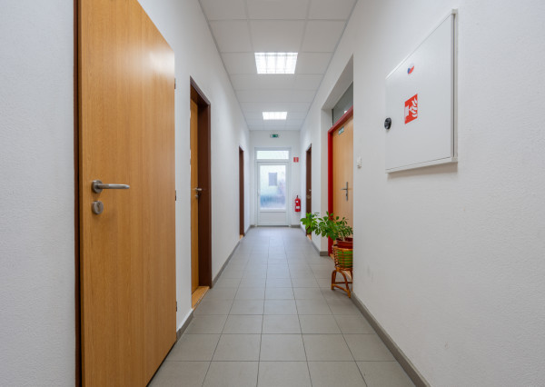NEWDAY | NA PRENÁJOM obchodný priestor s plechovým skladom | 99 m2 + 40 m2 | Pivovarská - Ilava
