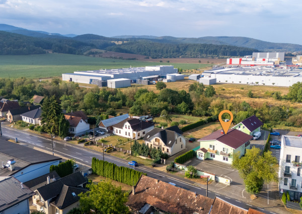 NEWDAY | NA PRENÁJOM obchodný priestor s plechovým skladom | 99 m2 + 40 m2 | Pivovarská - Ilava