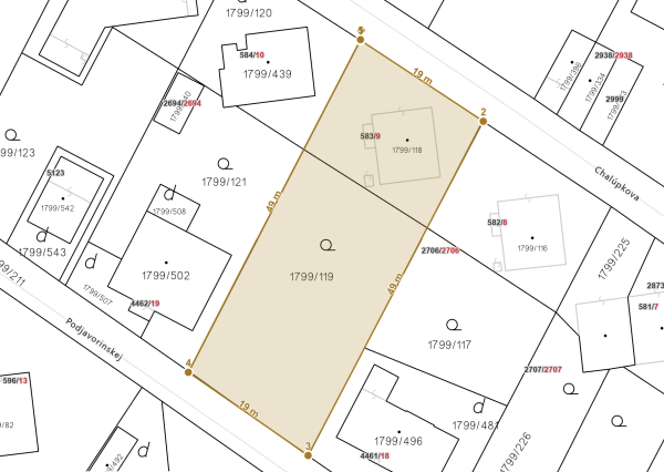 PRIPRAVUJEME NA PREDAJ stavebný pozemok so starším rodinným domom (komplet inžinierske siete) - Dubnica nad Váhom, Chalúpková / Podjavorinskej - 940 m2