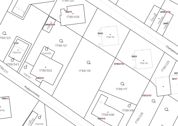 PRIPRAVUJEME NA PREDAJ stavebný pozemok so starším rodinným domom (komplet inžinierske siete) - Dubnica nad Váhom, Chalúpková / Podjavorinskej - 940 m2