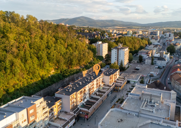 NEWDAY | NA PREDAJ | zrekonštruovaný 3-izbový byt s lodžiou s výhľadom na centrum Trenčína | Hviezdoslavova | 62,5 m²