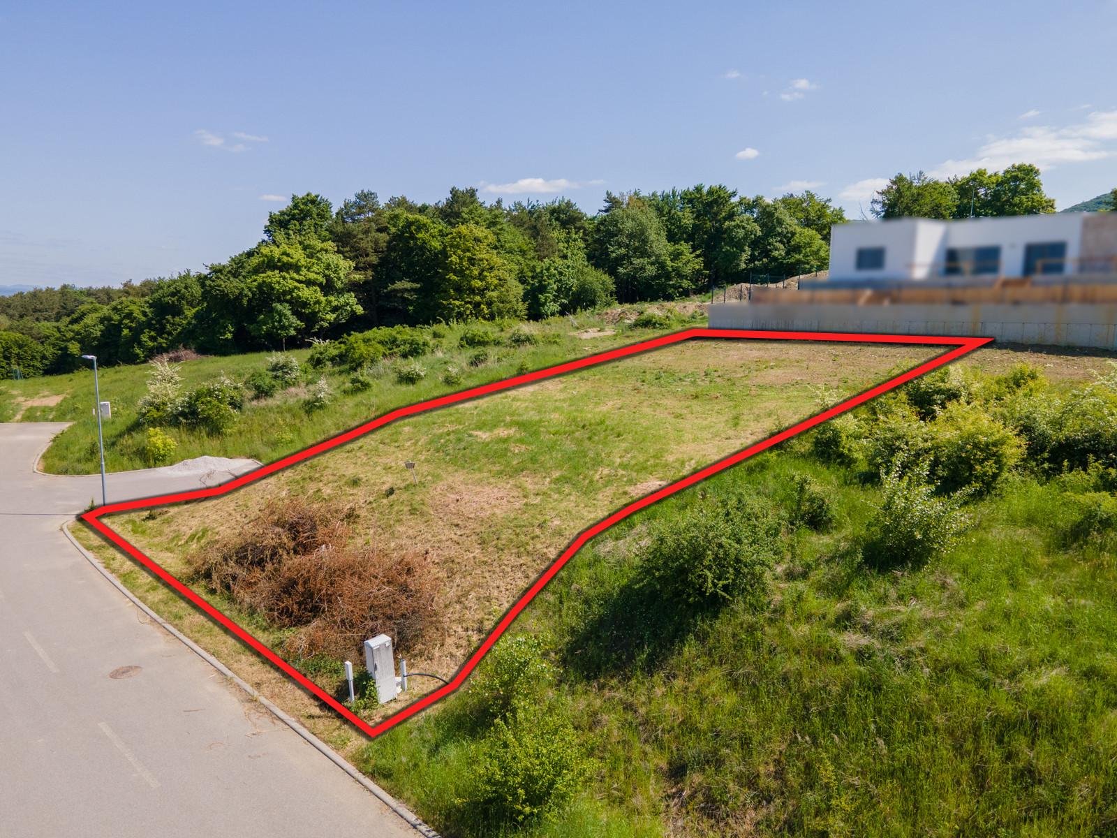 NA PREDAJ stavebný pozemok pre rodinný dom (komplet inžinierske siete) - Nová Dubnica, Medové lúky, Hrušková ulica - 720 m2